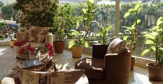 Gulluk Life Hotel - Güllük - Living room