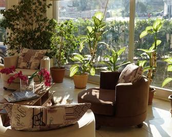 Gulluk Life Hotel - Güllük - Living room