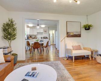 Mid-Century Modern Fayetteville Home Close to Town - Fayetteville - Huiskamer