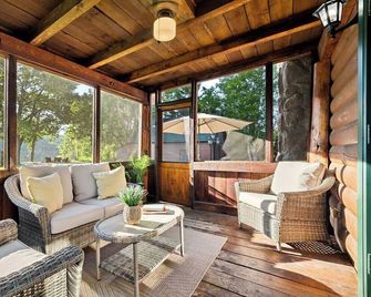 Riverfront Cabin with Cedar wood Hot Tub, Dry Sauna, and Dock - Waterford - Sala de estar