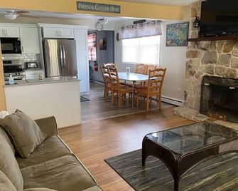 The Brigantine Surf Shack - Large, Eco-Friendly, Bar, Patio - Brigantine - Salon