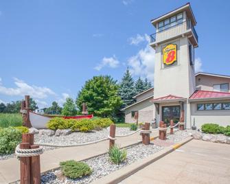 Super 8 by Wyndham Houghton Lake - Houghton Lake - Building