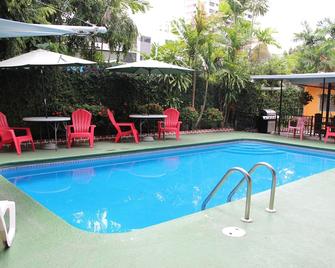 Hostal Cocos Inn - ปานามาซิตี้ - สระว่ายน้ำ