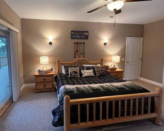 Gundy's Getaway Lower Views of Flathead Lake & Montana Mission.Mountains - Somers - Bedroom