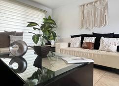 5★ Beautiful house, ideal for long stays, AC, King bed, roof garden, Wi-Fi 5★ - Juriquilla - Living room