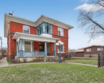 The Lamp Post Manor 5BR Historic Gem in Danville - Danville - Building
