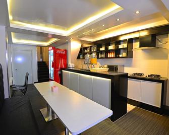 Clover City Center Hotel - Yangon - Kitchen