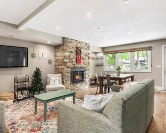 Boyne Mountain, Base of Mtn, Sleeps 13 - Boyne Falls - Living room