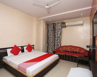 OYO 8869 Hotel-a-firoza - Hisar - Bedroom