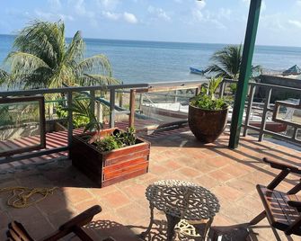 'Cuzco Suite' second floor, facing the Bay and the swimming pool. - Trujillo - Balcón