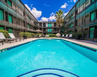 Spacious and Cozy King Bed 2BR Suite 5 Min to DT - Austin - Pool