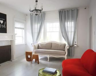 Modern Comfort Home at Kitsilano, Vancouver. Free Private Parking. - Vancouver - Living room