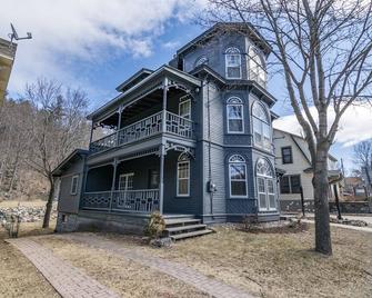 The Castle, Historic High Peaks Mansion - Keene - Building
