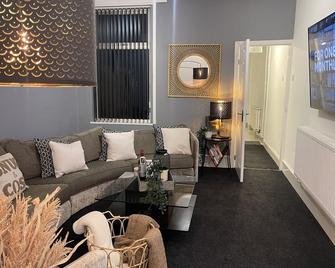 Urban 3 Bedroom Home in Kings Heath-Great Location - Birmingham - Living room