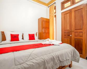 RedDoorz @ Hotel Huni Raya Bromo - Putus - Bedroom