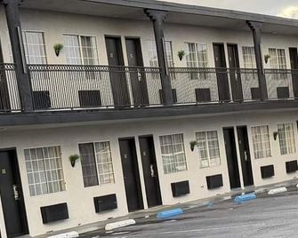 The Atlas Inn & Suites Lax - Inglewood - Building