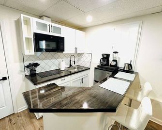 Private Basement Appartment ! - Lawrenceville - Kitchen
