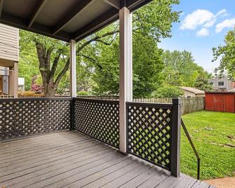 Hartford Stylish 5br Near Downtown With Private Backyard - St. Louis - Balcony