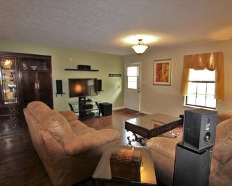 This charming cozy cottage has a private hot tub, deck for fishing. - Monticello - Sala de estar