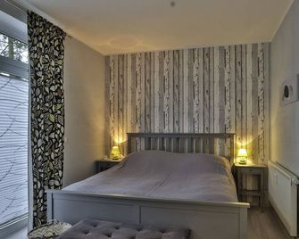 Diese Wunderschöne Ferienwohnung mit 2 Schlafzimmern Befindet Sich im Erdgeschoss im Haus Antonia. Genießen Sie die Sehr Ruhige Lage Auch Gern auf der Großzügigen Terrasse - Nienhagen - Slaapkamer