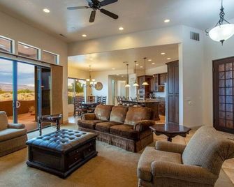 Cozy Living Area and Stunning Views - Charming Desert Retreat - Hurricane - Huiskamer