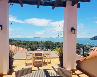 Upscale Bay View Condo with King bed by the Causeway ¡¡¡Bicycles included!!! - Ciudad de Panamá - Balcón