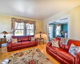 Edenton Vacation Rental with Patio Walk Downtown - Edenton - Living room