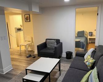 Private Basement - Brampton - Phòng khách