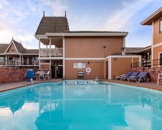 Ramada Bayside Inn and Suites - Eureka - Pool