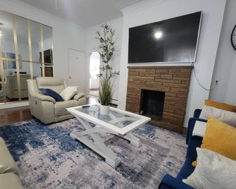 Oak-Gorgeous: 2-Bedroom Apartment With Wifi And Ac In Wonderful Indiana Pa - Indiana - Living room