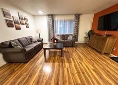 Stay Anchorage! Furnished Two Bedroom Apartments With High Speed Wifi - Anchorage - Salon