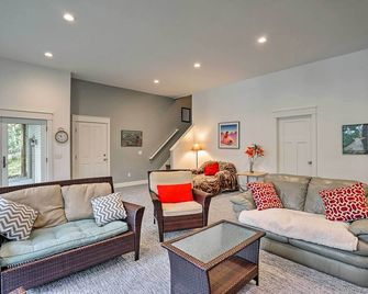 Grand Rapids Area Lakefront House w/ Dock - Lowell - Sala de estar