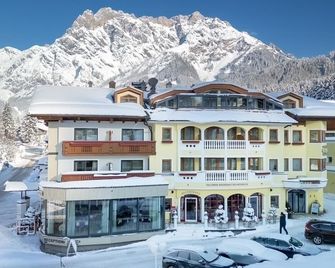 Berg & Spa Hotel Urslauerhof - Maria Alm am Steinernen Meer - Building
