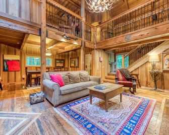 Mt. Hood lodge in Forest Setting W/ Firepit & NEW Private Hot Tub - Rhododendron - Living room