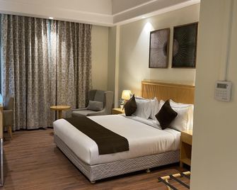Saltstayz Select - Galleria Market & Golf Course Road - Gurugram