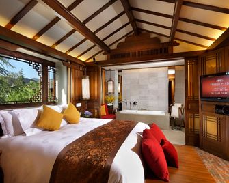 Intercontinental Hotels Lijiang Ancient Town Resort By IHG - Lijiang - Bedroom