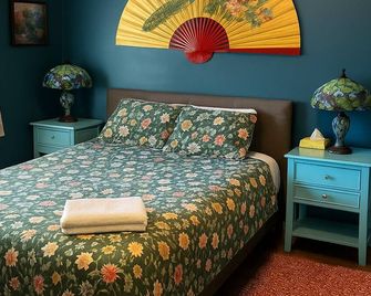 Spacious Suite with Hot tub/Gym (4+ pers) - Victoria - Bedroom