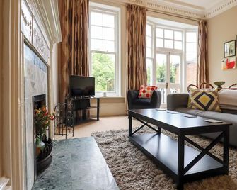 MAGPIES, family friendly, with a garden in St Leonards-On-Sea - St. Leonards-on-Sea - Living room