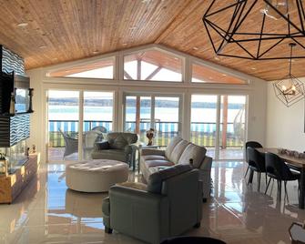 Beautiful Waterfront Retreat - Cocagne - Sala de estar