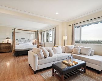 Exquisite Panoramic View Estate - Newport Beach - Living room