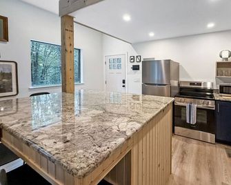 Coal Ridge Cabin - WV Retreat with Family History - Summersville - Küche