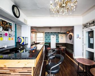 The Hollingdales Hotel - Blackpool - Front desk