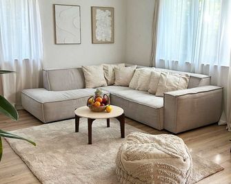 Stylish 80 m2 apartment at the castle - quiet, central & family-friendly! - Bruchsal - Wohnzimmer