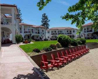 Sandy Beach Suites - Osoyoos - Building