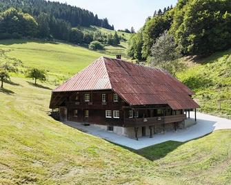 Vacation home vacation in the Black Forest in a large farmhouse - Neuenweg - Gebäude