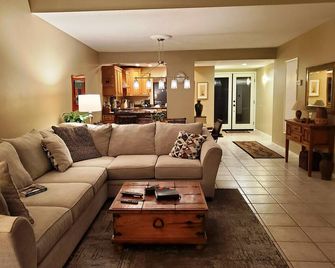 The Best of Sunrise Villas - Palm Springs - Living room