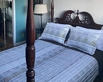 Spacious 5 Bedroom sleeps 10, 2 story semi, 2 free laundry, free parking on/ off - Thunder Bay - Bedroom