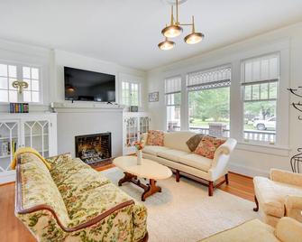 Elizabeth City Vacation Rental Gazebo with Hot Tub! - Elizabeth City - Living room