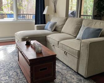A Cozy, Quiet Getaway - Farmington - Living room