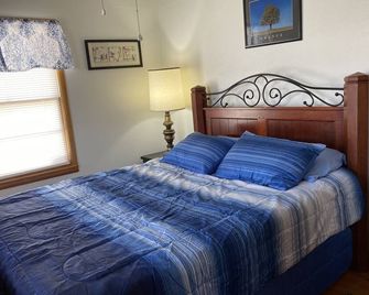 Welcome to our Wichita Home - Easy Close Access to Turnpike South Side - Wichita - Bedroom